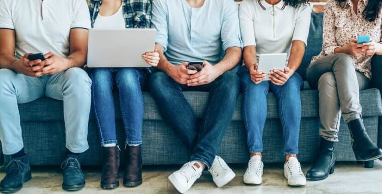 Working-that-social-networking-1155621260_834x423-min